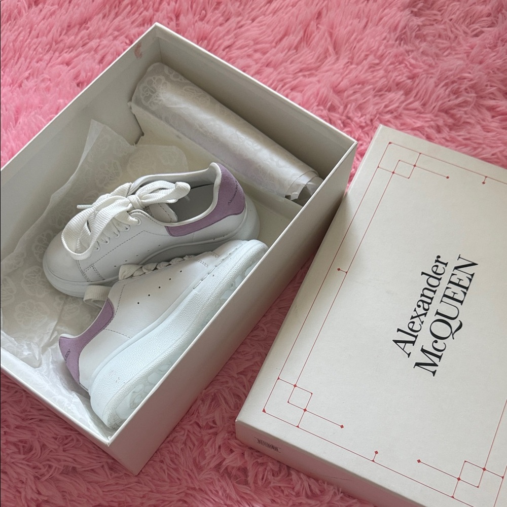 Alexander McQueen Kids Sneakers in White and Lavender 26 EU/ 9.5 US